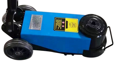 越野車被困排水溝，臥式千斤頂?shù)淖饔貌⒉幻黠@